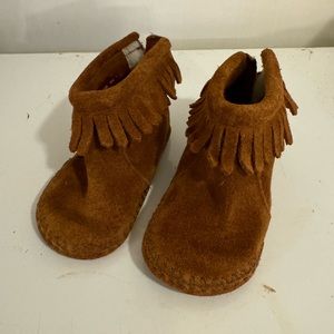 Minnetonka moccasins size 4